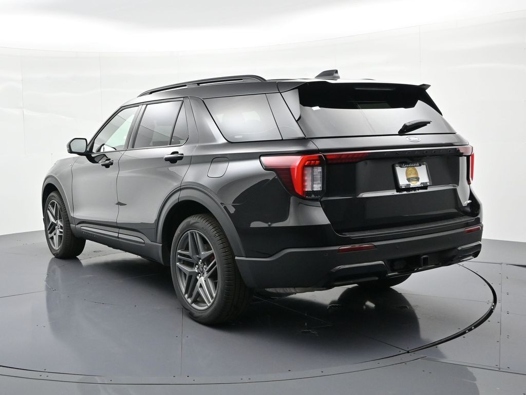 Ford Explorer Vehicle Full-screen Gallery Image 8