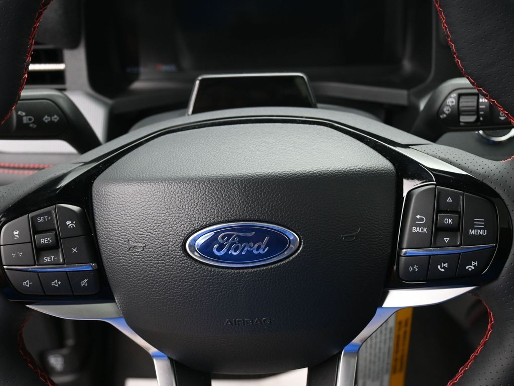 Ford Explorer Vehicle Full-screen Gallery Image 18