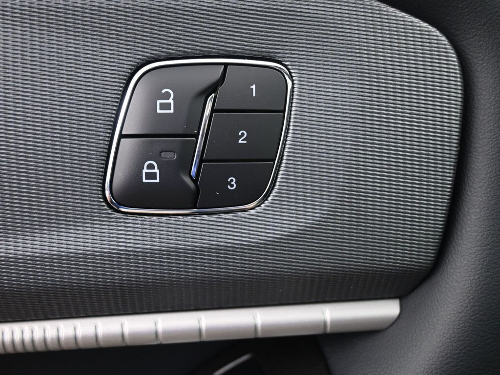 Ford Explorer Vehicle Full-screen Gallery Image 22