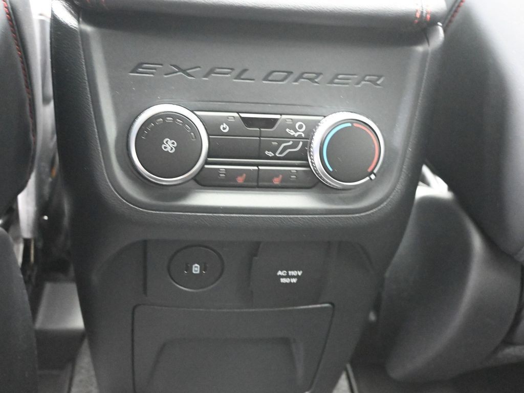 Ford Explorer Vehicle Full-screen Gallery Image 25