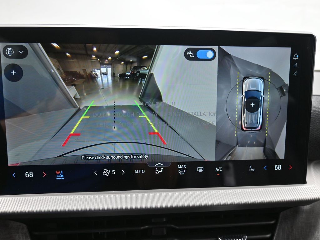 Ford Explorer Vehicle Full-screen Gallery Image 13