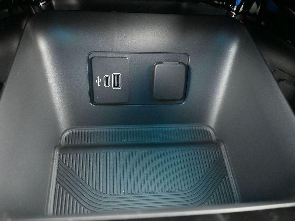 Ford Explorer Vehicle Full-screen Gallery Image 15