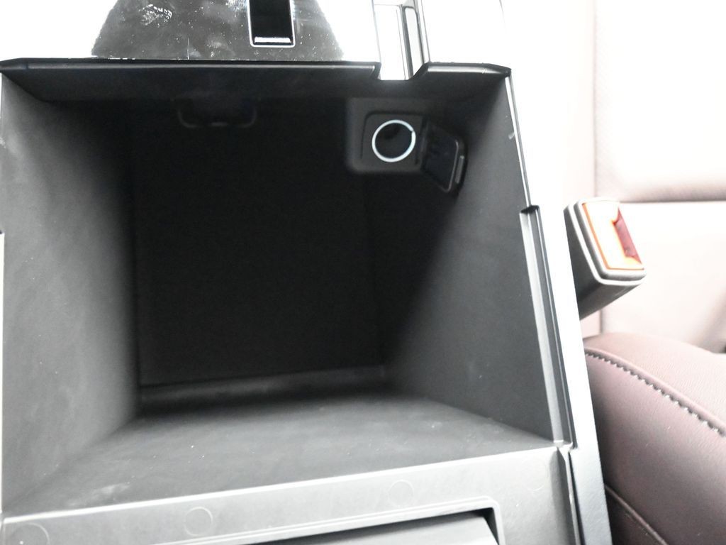 Ford Explorer Vehicle Full-screen Gallery Image 18