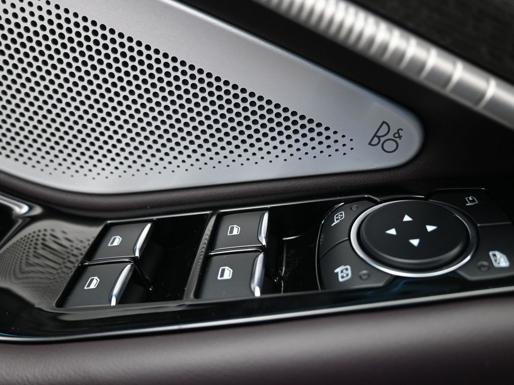 Ford Explorer Vehicle Full-screen Gallery Image 22