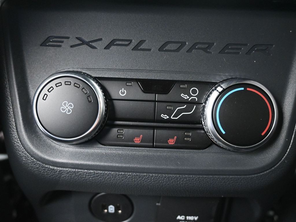 Ford Explorer Vehicle Full-screen Gallery Image 23