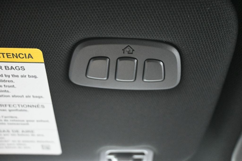 Ford Explorer Vehicle Full-screen Gallery Image 16