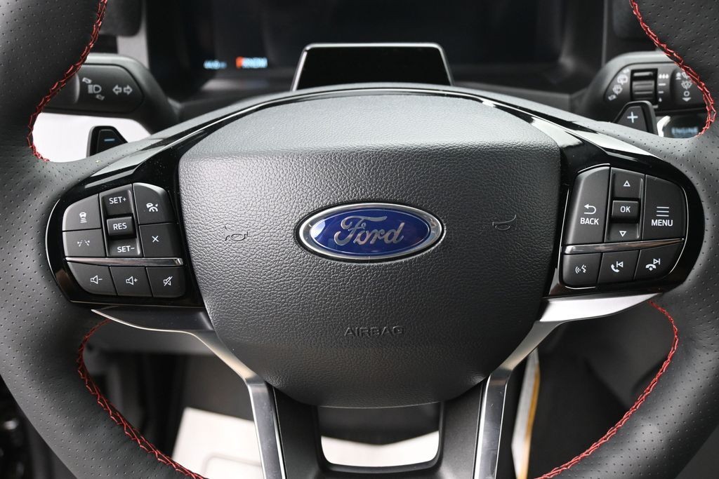 Ford Explorer Vehicle Full-screen Gallery Image 18