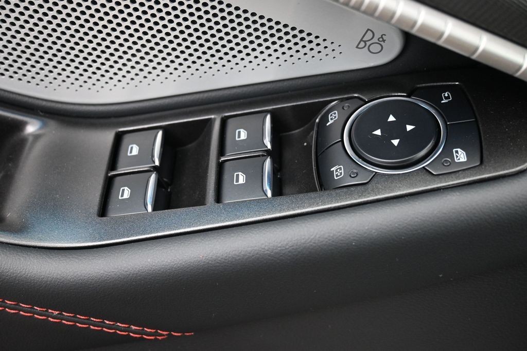 Ford Explorer Vehicle Full-screen Gallery Image 23