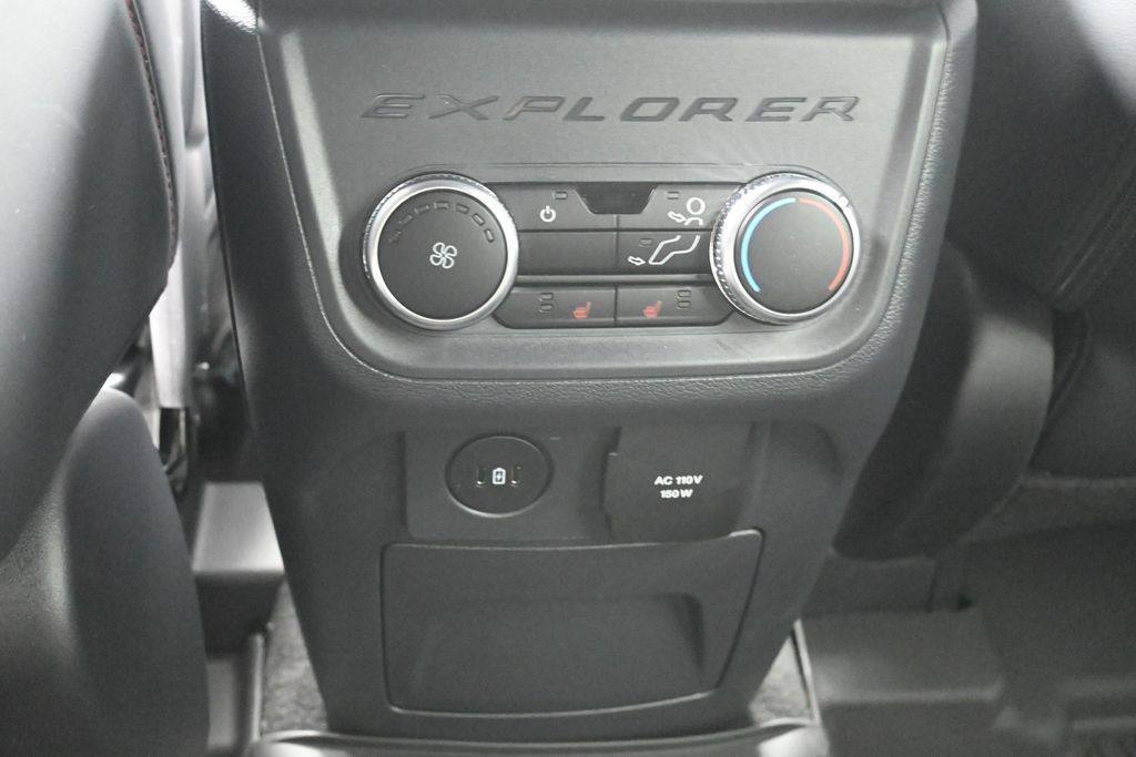 Ford Explorer Vehicle Full-screen Gallery Image 24