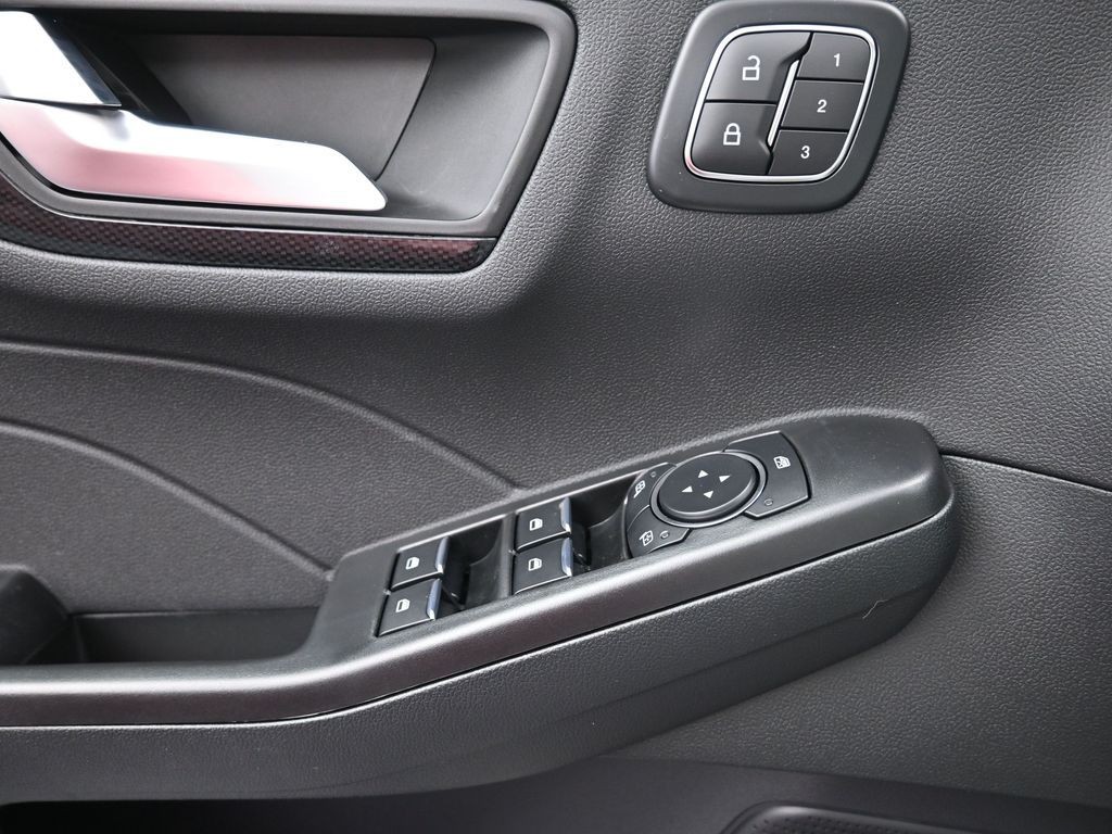 Ford Escape Hybrid Vehicle Full-screen Gallery Image 16