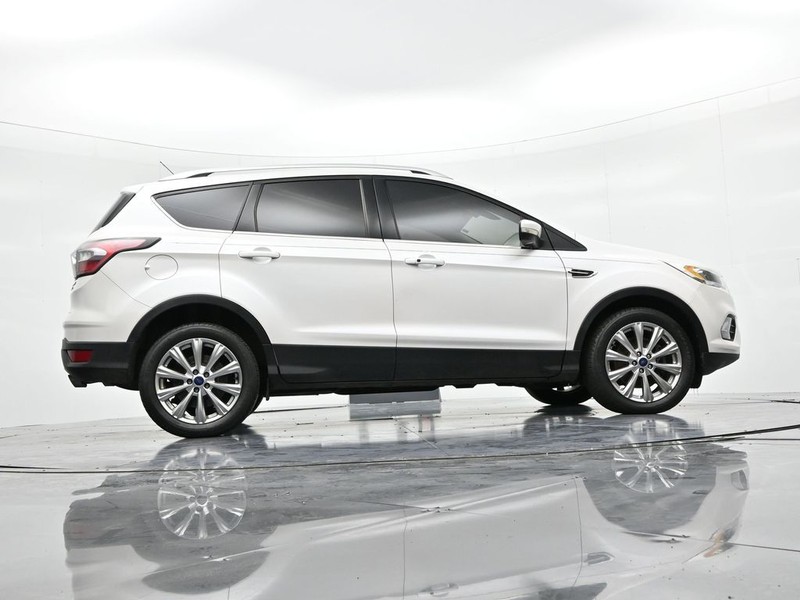 Ford Escape Vehicle Full-screen Gallery Image 22