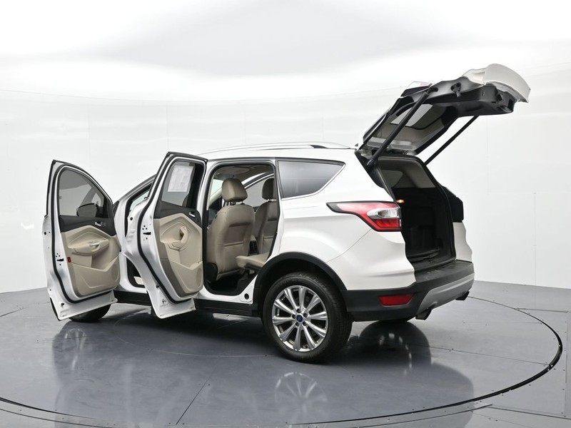 Ford Escape Vehicle Full-screen Gallery Image 24