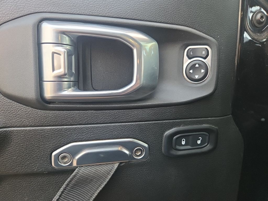 Jeep Wrangler Vehicle Full-screen Gallery Image 12