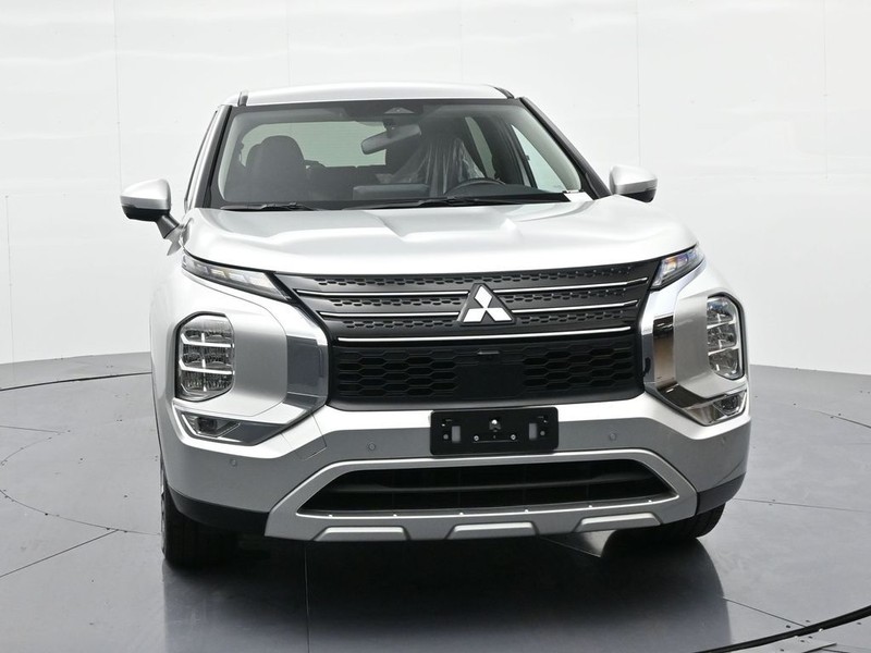 Mitsubishi Outlander Vehicle Full-screen Gallery Image 3