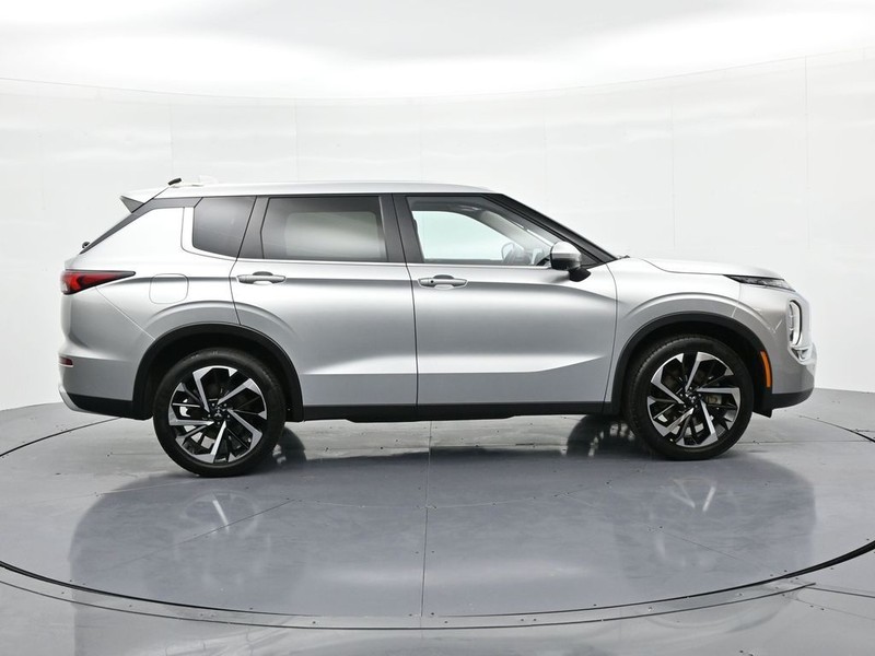 Mitsubishi Outlander Vehicle Full-screen Gallery Image 5