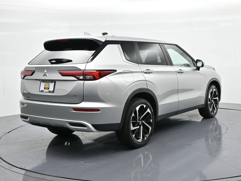 Mitsubishi Outlander Vehicle Full-screen Gallery Image 6