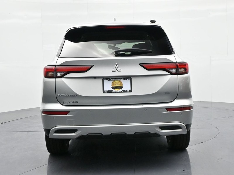 Mitsubishi Outlander Vehicle Full-screen Gallery Image 7