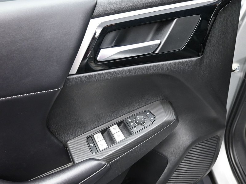 Mitsubishi Outlander Vehicle Full-screen Gallery Image 10