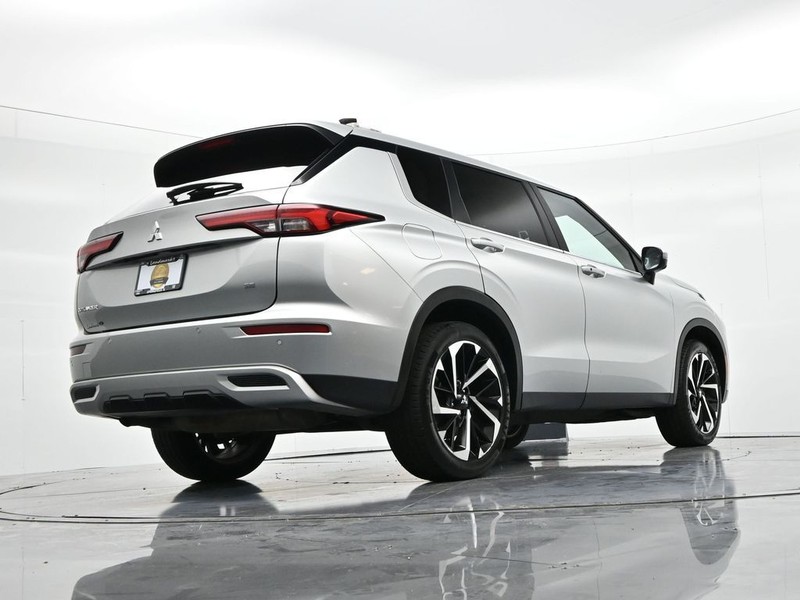 Mitsubishi Outlander Vehicle Full-screen Gallery Image 21