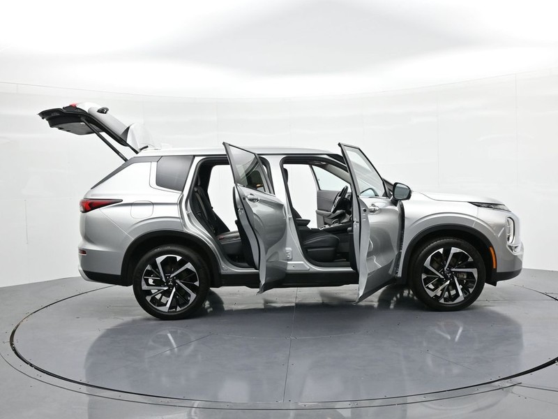 Mitsubishi Outlander Vehicle Full-screen Gallery Image 23
