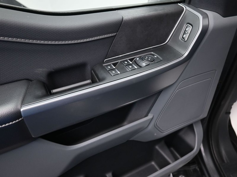 Ford F-150 Vehicle Full-screen Gallery Image 10