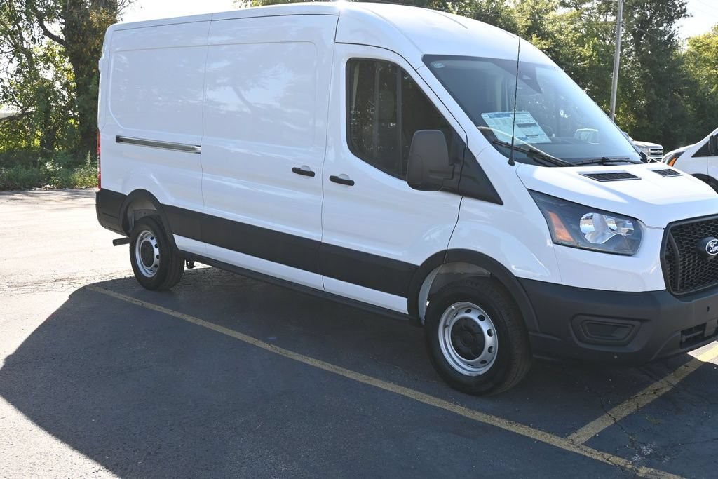 Ford Transit-250 Vehicle Full-screen Gallery Image 2