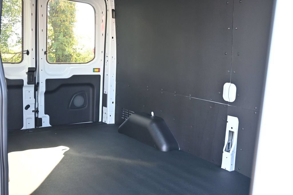 Ford Transit-250 Vehicle Full-screen Gallery Image 3