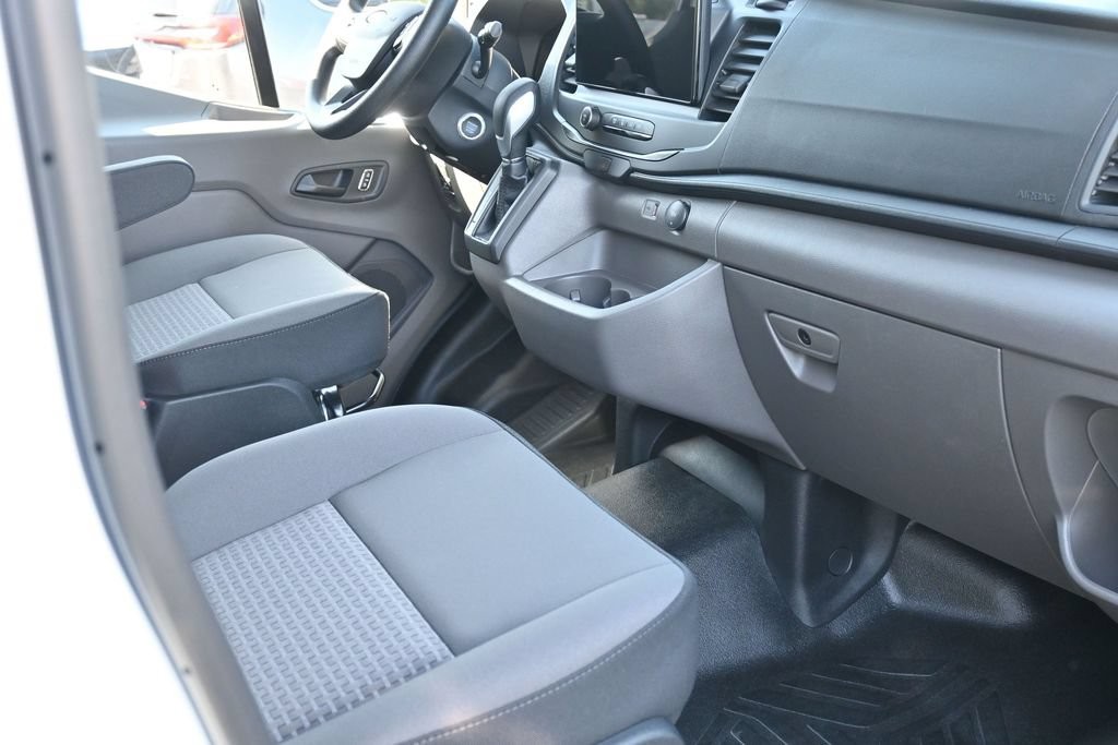 Ford Transit-250 Vehicle Full-screen Gallery Image 4