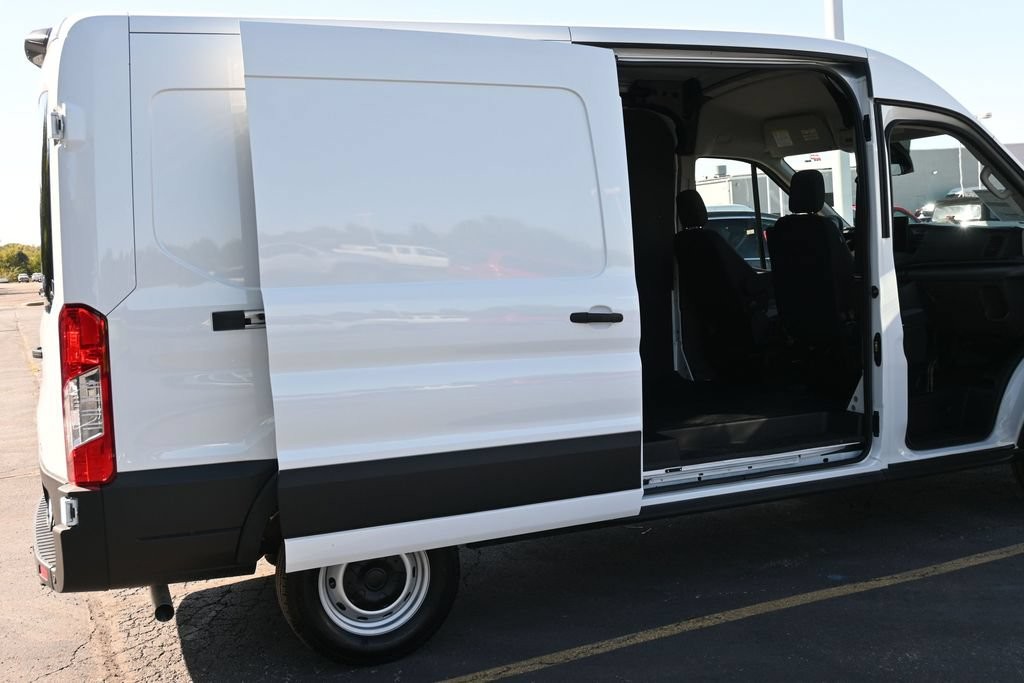 Ford Transit-250 Vehicle Full-screen Gallery Image 5