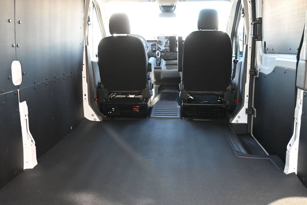 Ford Transit-250 Vehicle Full-screen Gallery Image 6