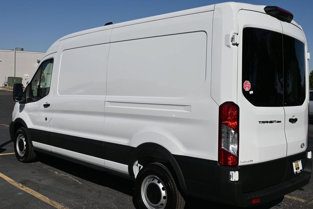 Ford Transit-250 Vehicle Full-screen Gallery Image 8