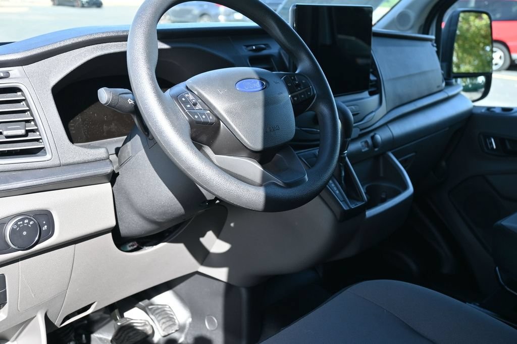 Ford Transit-250 Vehicle Full-screen Gallery Image 12