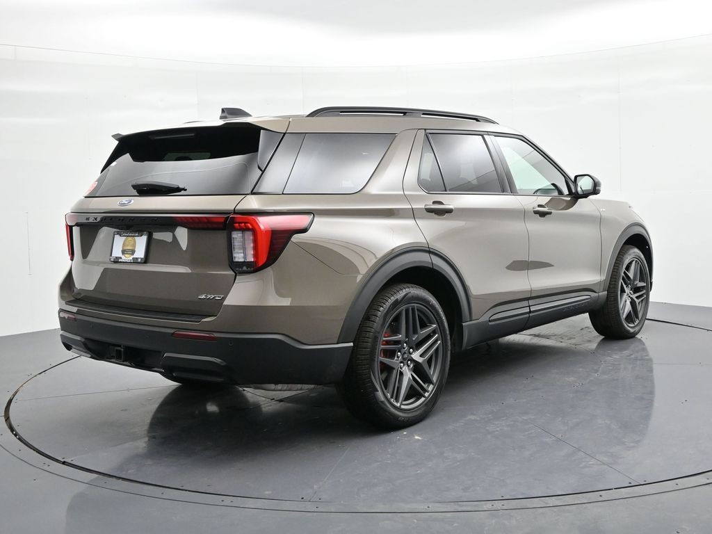 Ford Explorer Vehicle Full-screen Gallery Image 6