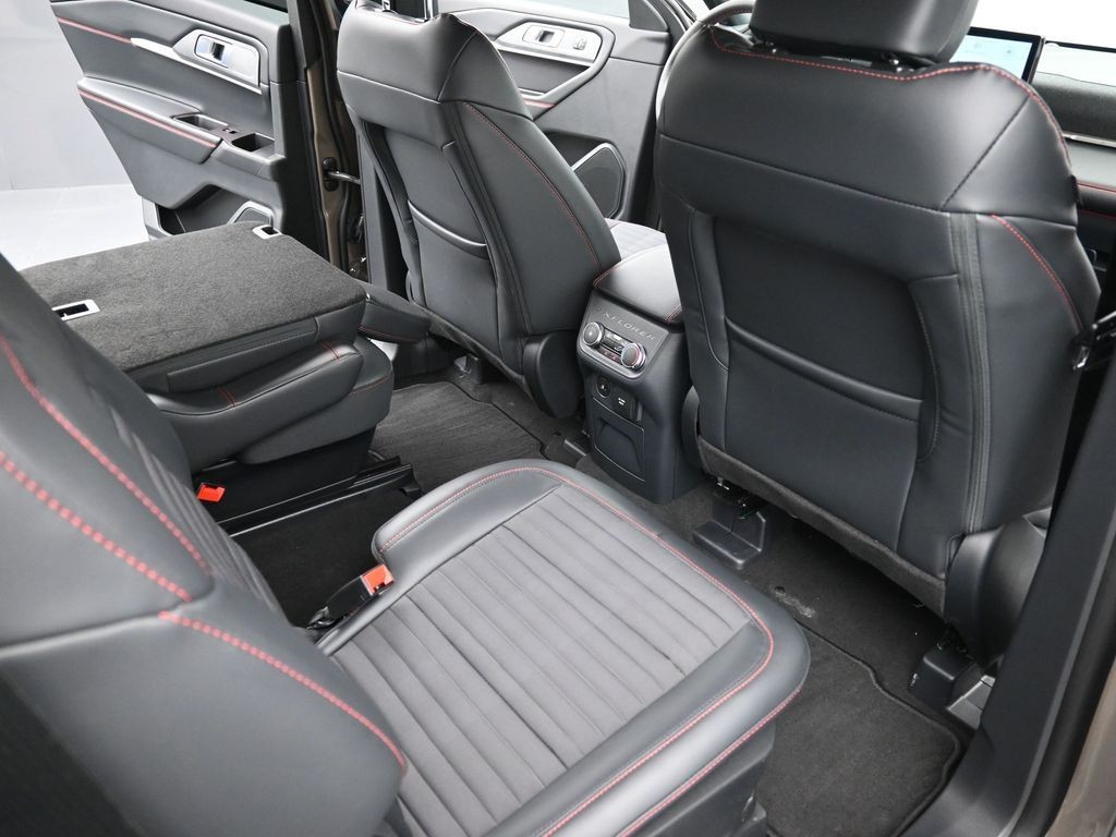 Ford Explorer Vehicle Full-screen Gallery Image 10