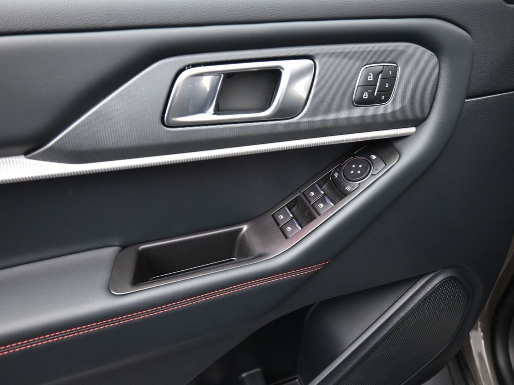 Ford Explorer Vehicle Full-screen Gallery Image 12