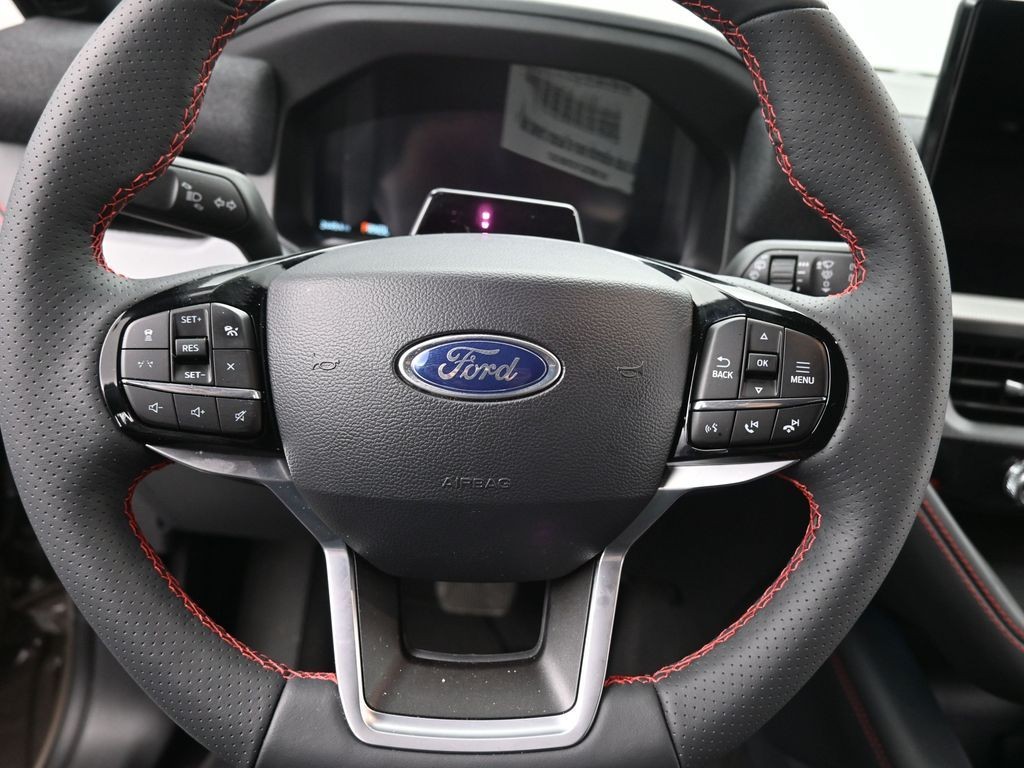 Ford Explorer Vehicle Full-screen Gallery Image 16