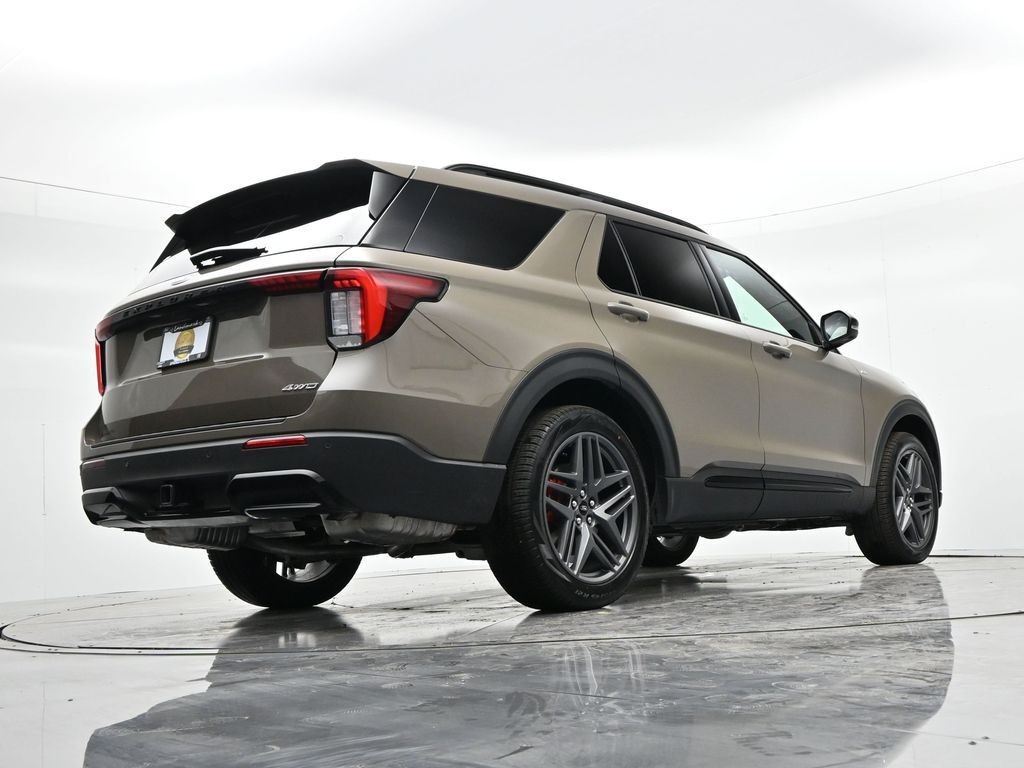 Ford Explorer Vehicle Full-screen Gallery Image 25
