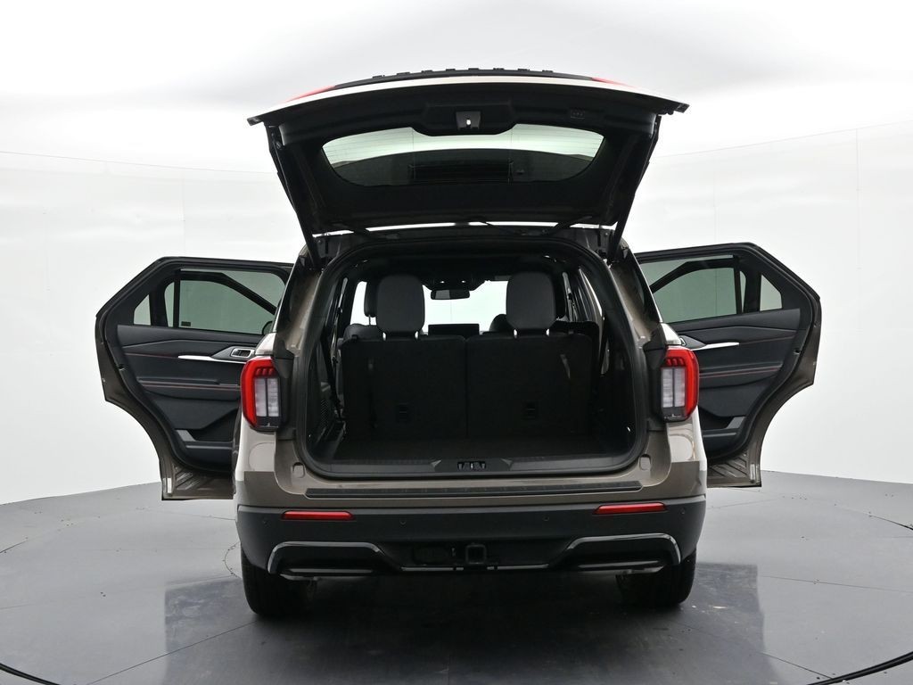 Ford Explorer Vehicle Full-screen Gallery Image 30