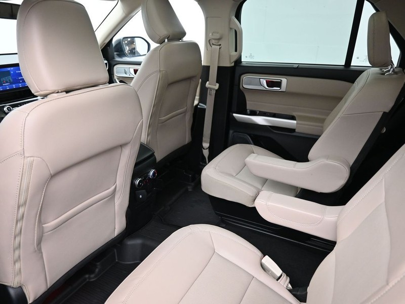 Ford Explorer Vehicle Full-screen Gallery Image 11