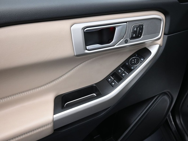 Ford Explorer Vehicle Full-screen Gallery Image 12