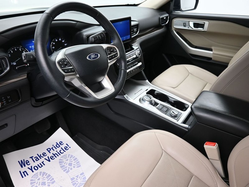 Ford Explorer Vehicle Full-screen Gallery Image 18