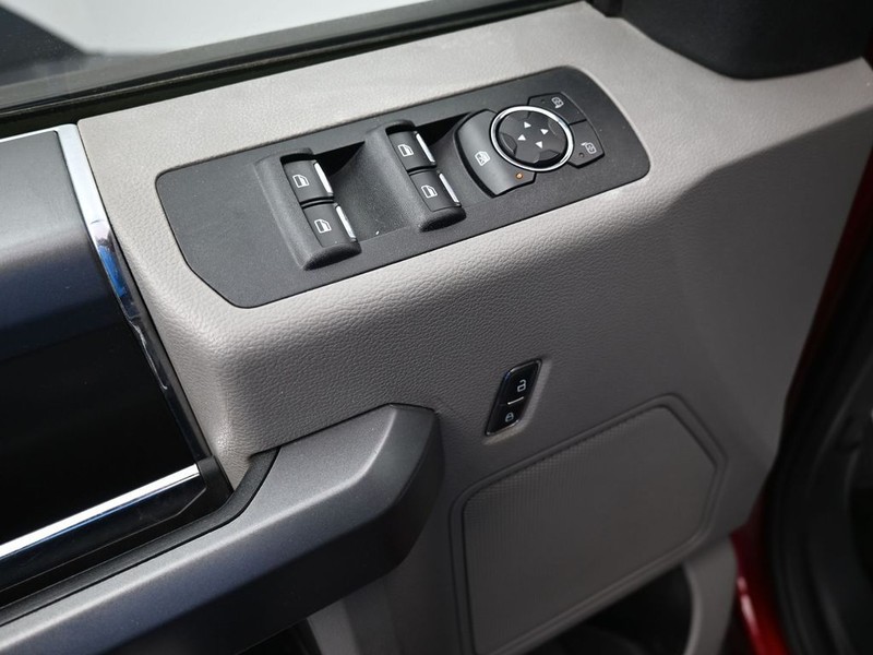 Ford F-150 Vehicle Full-screen Gallery Image 15