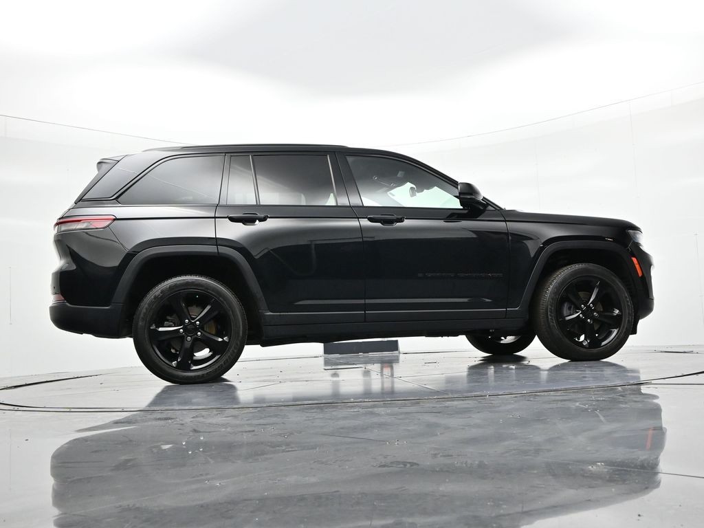 Jeep Grand Cherokee Vehicle Full-screen Gallery Image 24