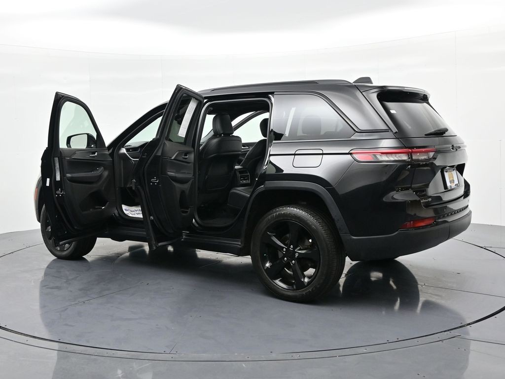 Jeep Grand Cherokee Vehicle Full-screen Gallery Image 26