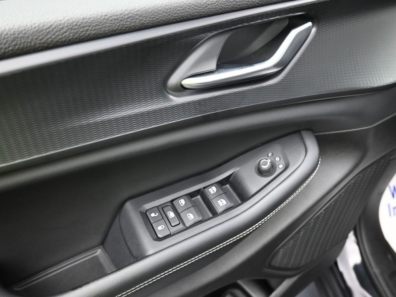 Jeep Grand Cherokee Vehicle Full-screen Gallery Image 11