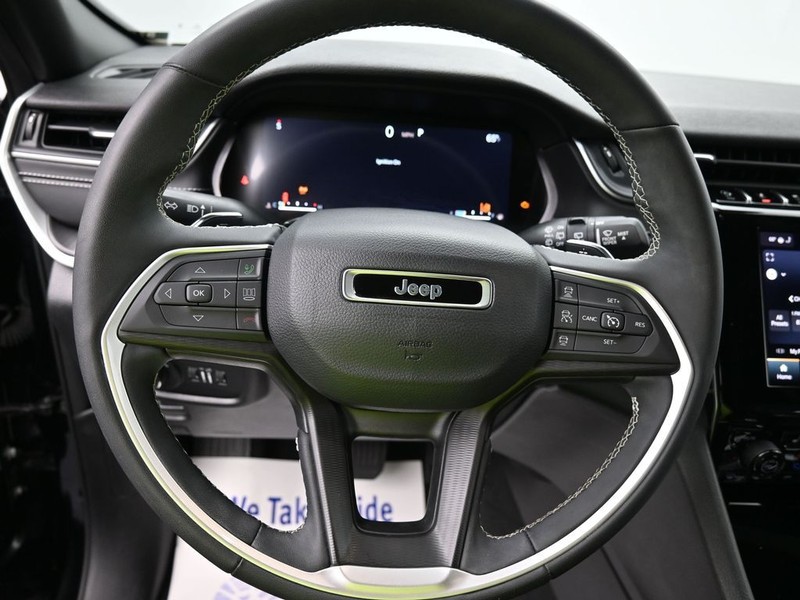 Jeep Grand Cherokee Vehicle Full-screen Gallery Image 12