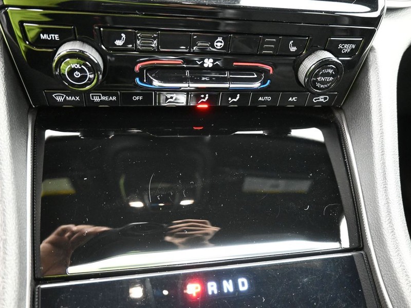 Jeep Grand Cherokee Vehicle Full-screen Gallery Image 14