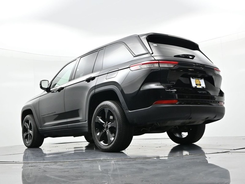 Jeep Grand Cherokee Vehicle Full-screen Gallery Image 21
