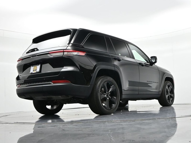 Jeep Grand Cherokee Vehicle Full-screen Gallery Image 23