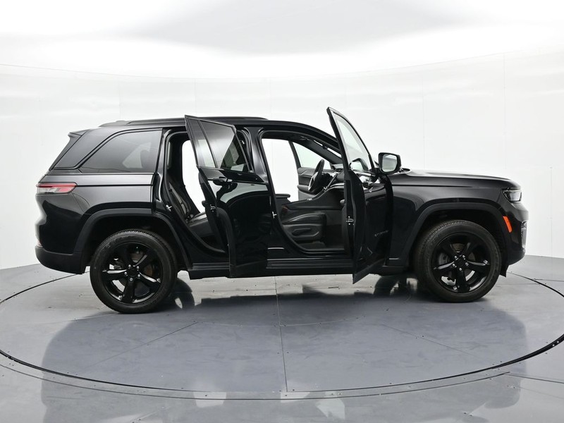 Jeep Grand Cherokee Vehicle Full-screen Gallery Image 25